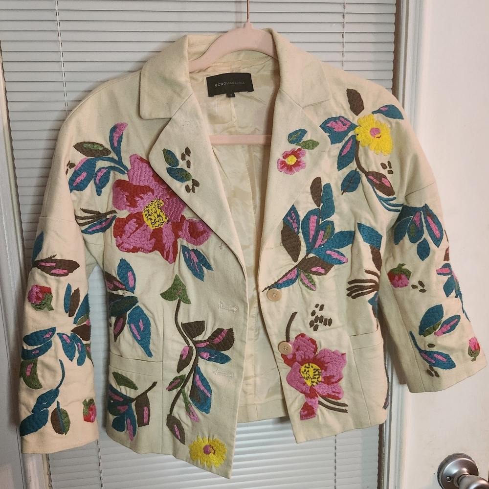 BCBG MAXAZRIA SIZE SMALL p2p 16" 3 buttons 2 pockets embroidery Box C